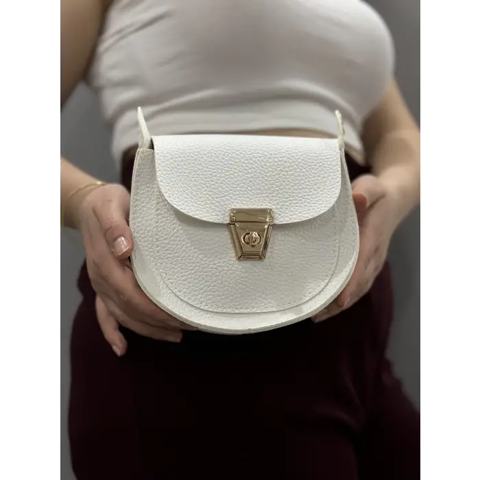 Klasik kapaklı beyaz cilt çanta