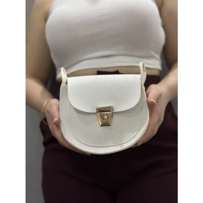 Klasik kapaklı beyaz cilt çanta