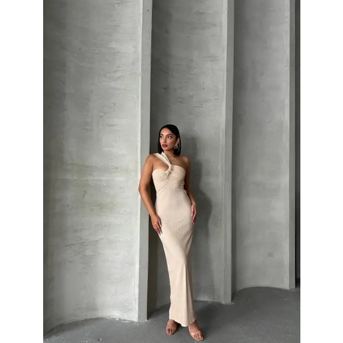 Tek omuz pliseli elbise