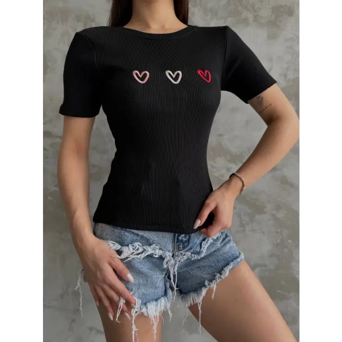 Üçlü kalp nakışlı bluz