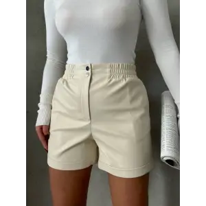 Beli lastikli çıtçıtlı deri şort krem w241007