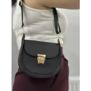 Klasik kapaklı siyah cilt çanta