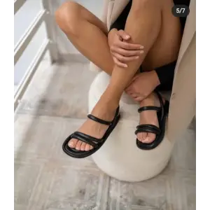 Winta Siyah Cilt Sandalet