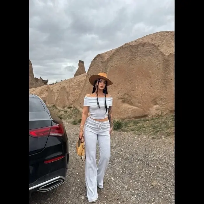 Madonna yaka bol paça pantolonlu takım