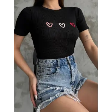 Üçlü kalp nakışlı bluz