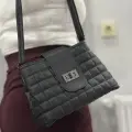 Kapaklı kapitone siyah cilt çanta