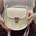 Klasik kapaklı bej cilt çanta