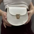 Klasik kapaklı beyaz cilt çanta