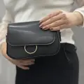Siyah cilt mossi çanta