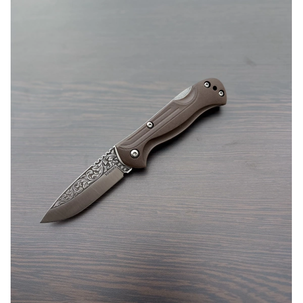 N690 GRAVÜR İŞLEMELİ KAHVERENGİ KLİPSLİ ÇAKI