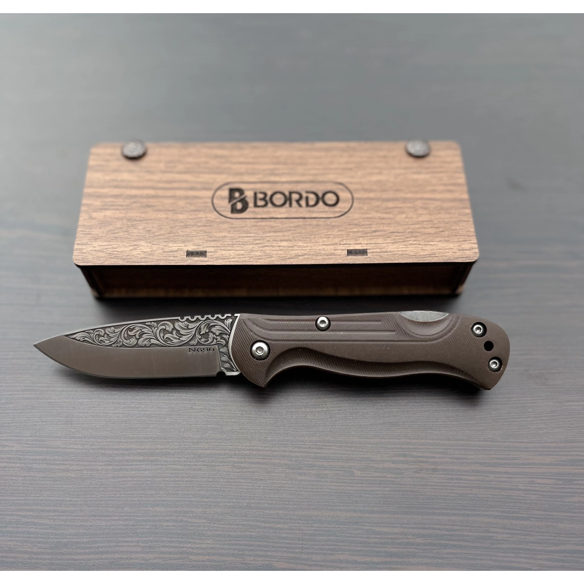 N690 GRAVÜR İŞLEMELİ KAHVERENGİ KLİPSLİ ÇAKI