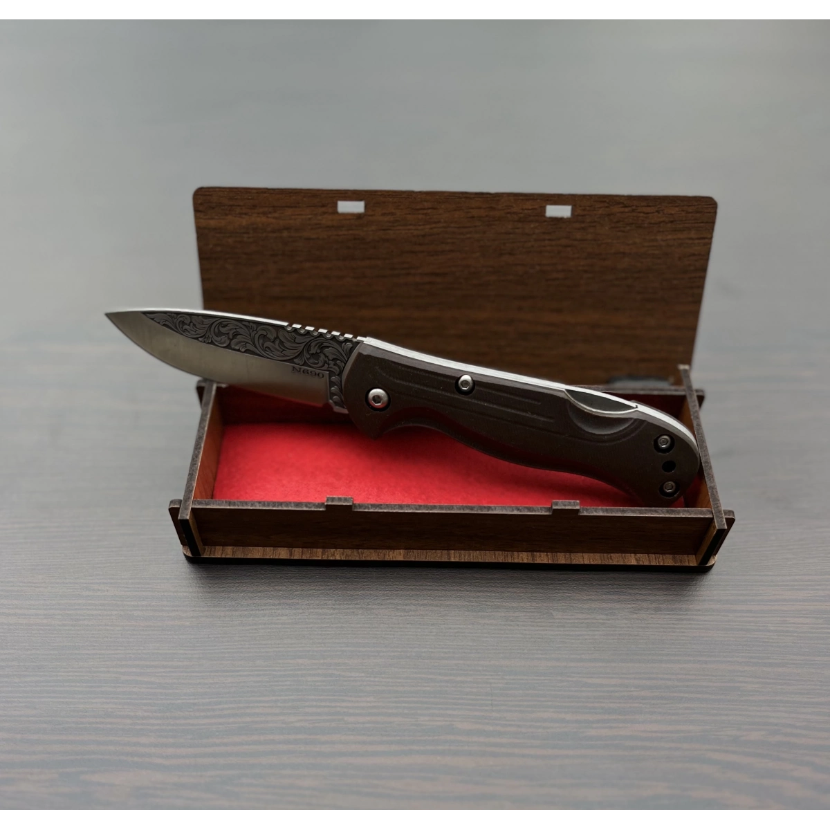 N690 GRAVÜR İŞLEMELİ KAHVERENGİ KLİPSLİ ÇAKI