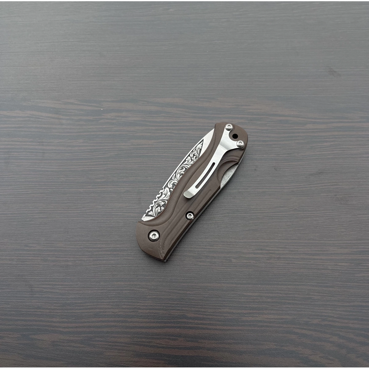 N690 GRAVÜR İŞLEMELİ KAHVERENGİ KLİPSLİ ÇAKI