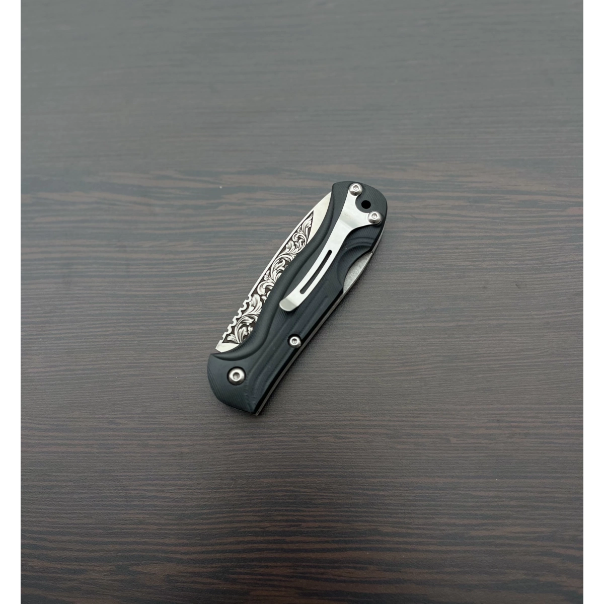 N690 GRAVÜR İŞLEMELİ SİYAH KLİPSLİ ÇAKI