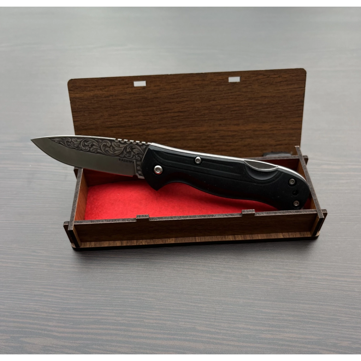 N690 GRAVÜR İŞLEMELİ SİYAH KLİPSLİ ÇAKI