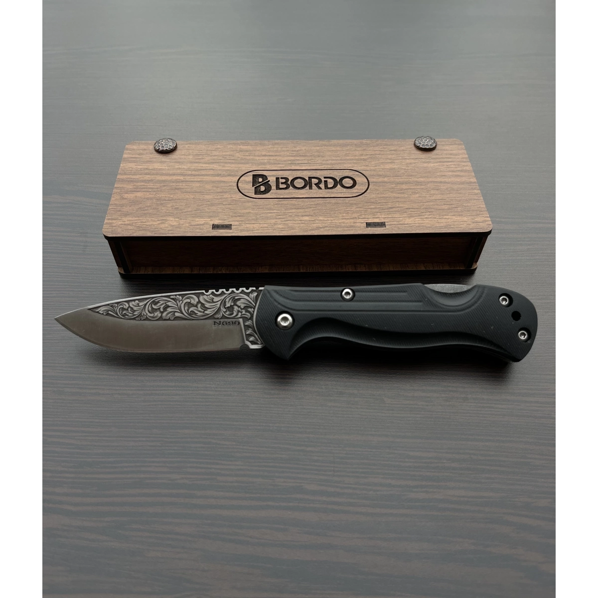 N690 GRAVÜR İŞLEMELİ SİYAH KLİPSLİ ÇAKI