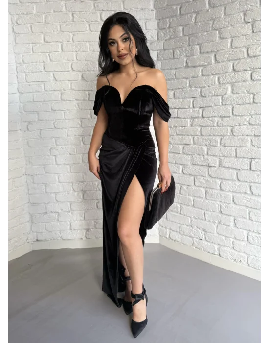 Kadın Düşük Omuzlu Yırtmaçlı Kadife Siyah Elbise