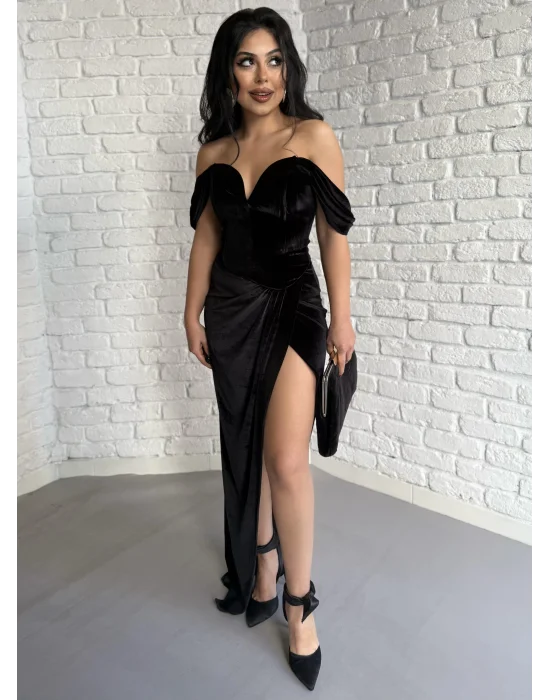 Kadın Düşük Omuzlu Yırtmaçlı Kadife Siyah Elbise