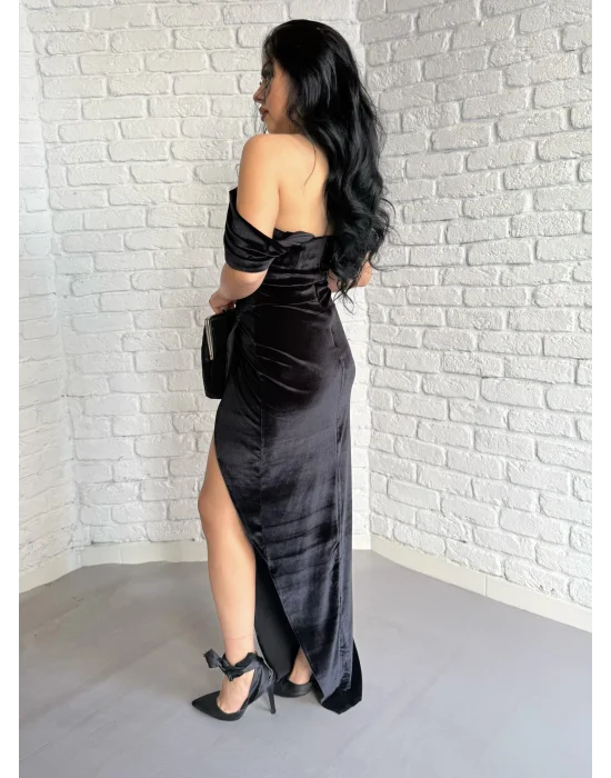 Kadın Düşük Omuzlu Yırtmaçlı Kadife Siyah Elbise