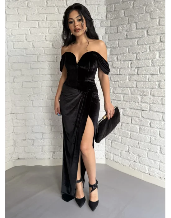 Kadın Düşük Omuzlu Yırtmaçlı Kadife Siyah Elbise
