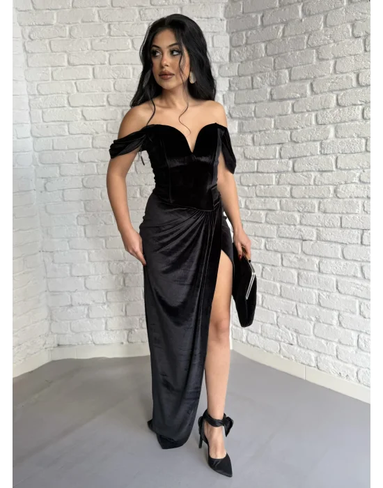 Kadın Düşük Omuzlu Yırtmaçlı Kadife Siyah Elbise