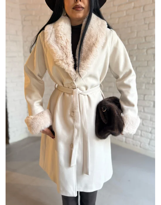 Kadın Yakası Ve Kolları Kürklü Kaşe Kaban