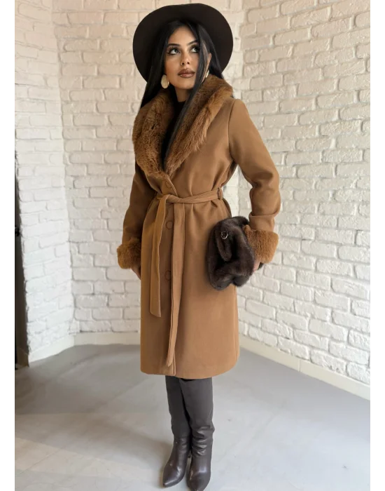 Kadın Yakası Ve Kolları Kürklü Kaşe Kaban