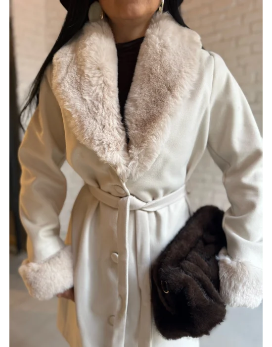 Kadın Yakası Ve Kolları Kürklü Kaşe Kaban