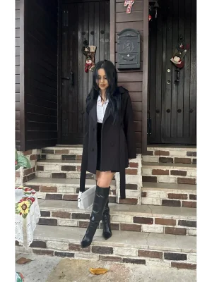 Kadın Önü Düğmeli Astarlı Kısa Kaşe Kaban