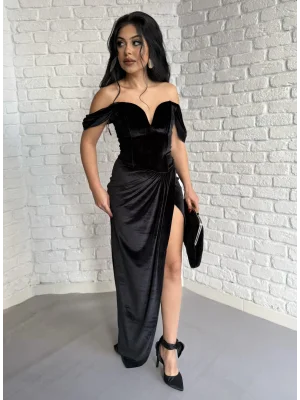 Kadın Düşük Omuzlu Yırtmaçlı Kadife Siyah Elbise