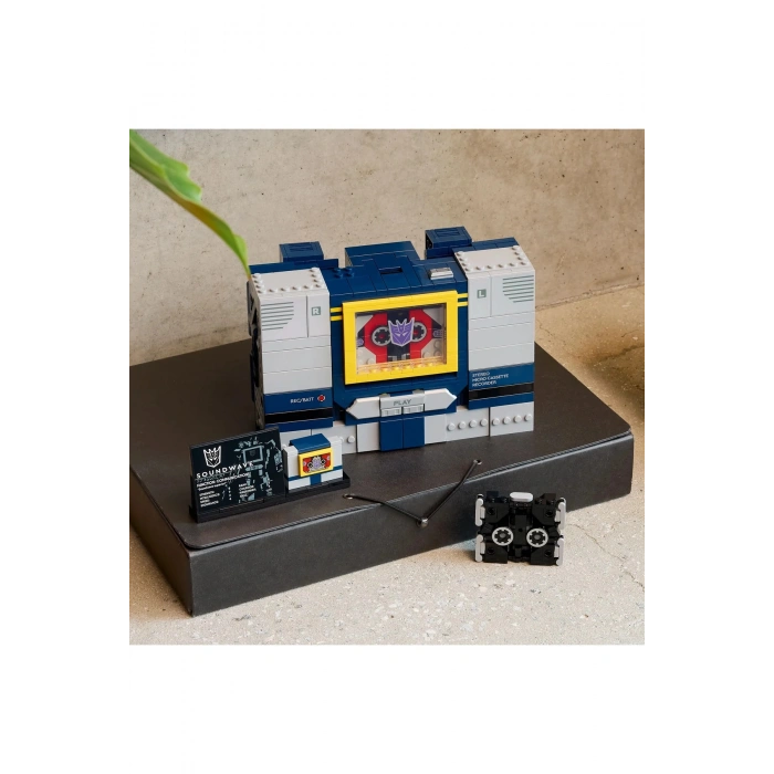 LEGO10358 Icons Transformers: Soundwave