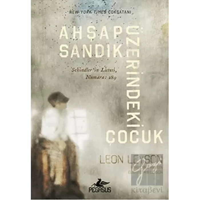 Ahşap Sandık Üzerindeki Çocuk