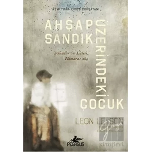 Ahşap Sandık Üzerindeki Çocuk