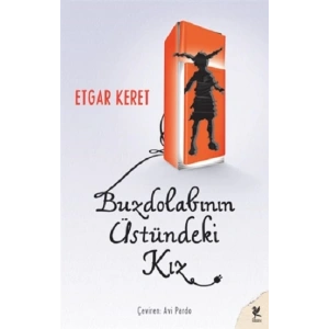 Buzdolabının Üstündeki Kız