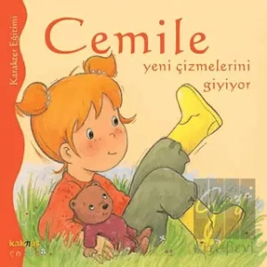 Cemile Yeni Çizmelerini Giyiyor