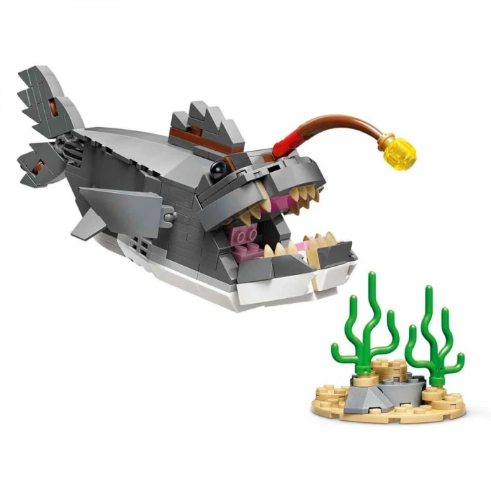 LEGO Creator Acımasız Köpek Balığı ile Hazine Sandığı 31381