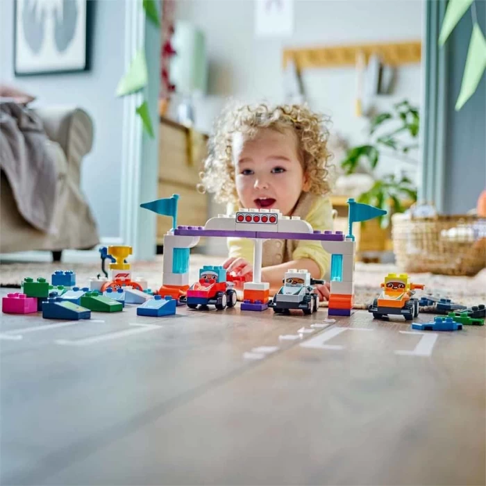 LEGO DUPLO F1 Takımı Yarış Arabaları ve Sürücüler 10445