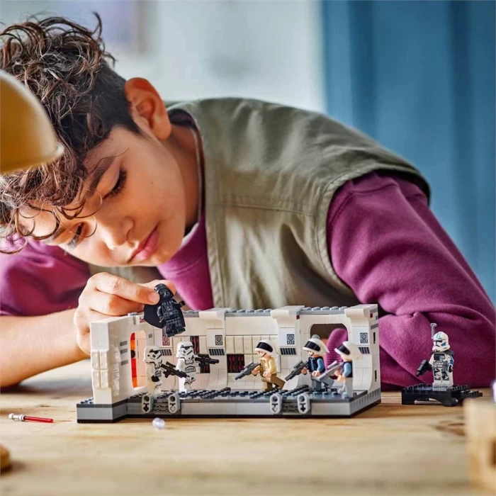 LEGO Star Wars Tantive IV’e Biniş 75387
