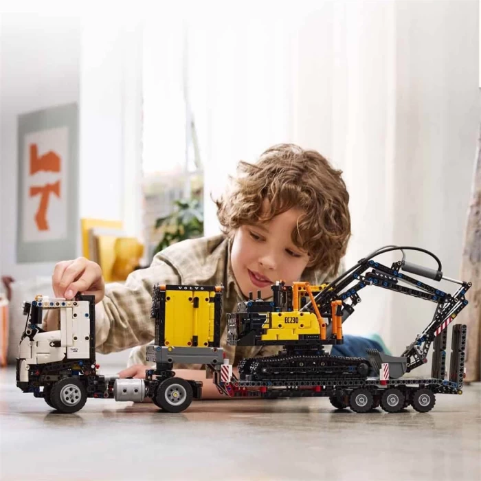 LEGO Technic Volvo FMX Kamyon ve EC230 Elektrikli Ekskavatör 4217