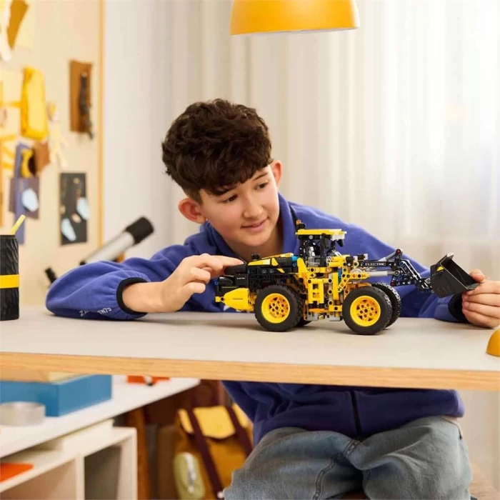 LEGO Technic Volvo L120 Electric Tekerlekli Yükleyici 42209