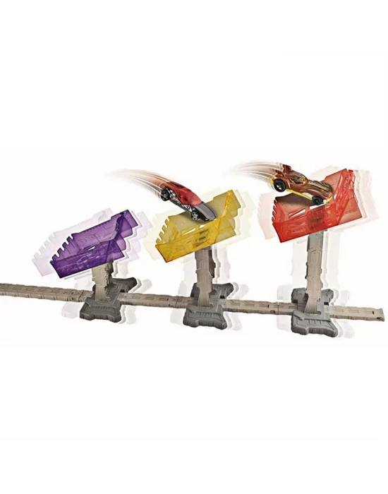 Hot Wheels 3 Kademeli Atlayış Yarış Seti