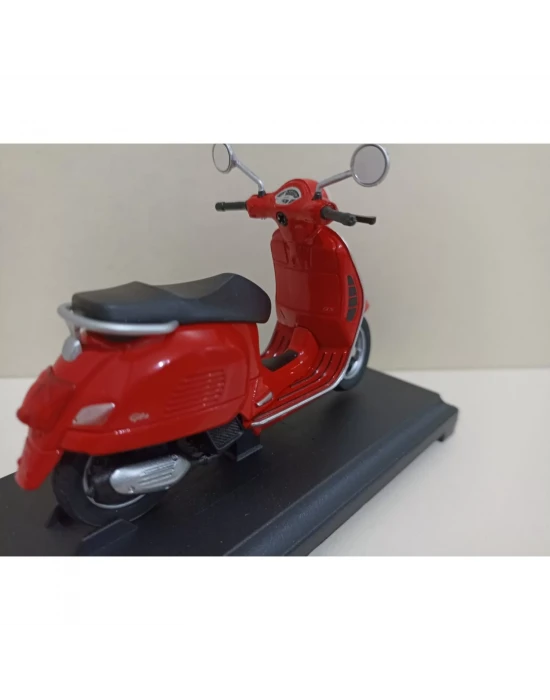 Welly 2017 vespa gts 125cc 1:18