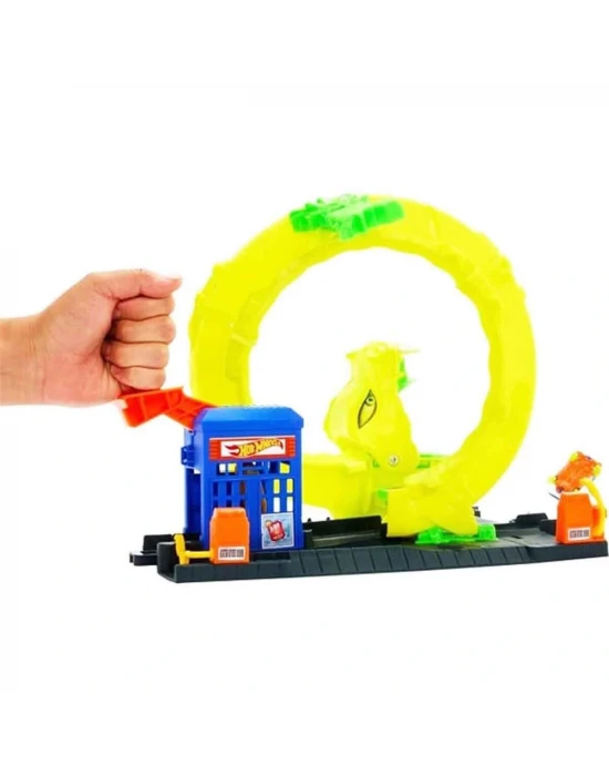 Hot Wheels Spiral Pistte Yılan Mücadelesi JBM63