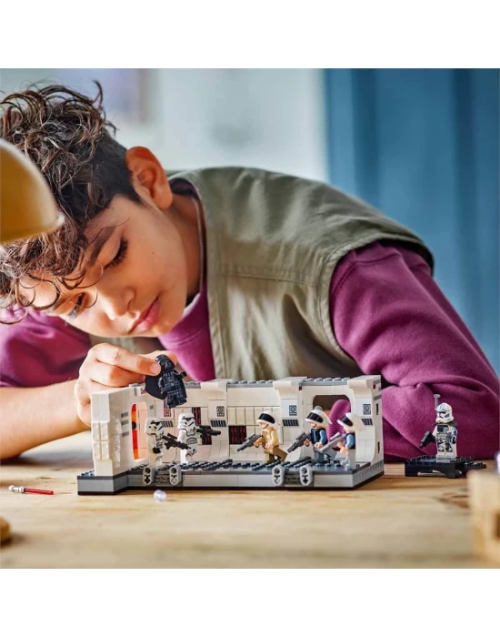 LEGO Star Wars Tantive IV’e Biniş 75387