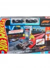 Hot Wheels Yarışları™ Formula 1® Hızlı Başlangıç Pist Seti ve 1:64 Ölçekli 2 Metal F1 Arabası JKM88