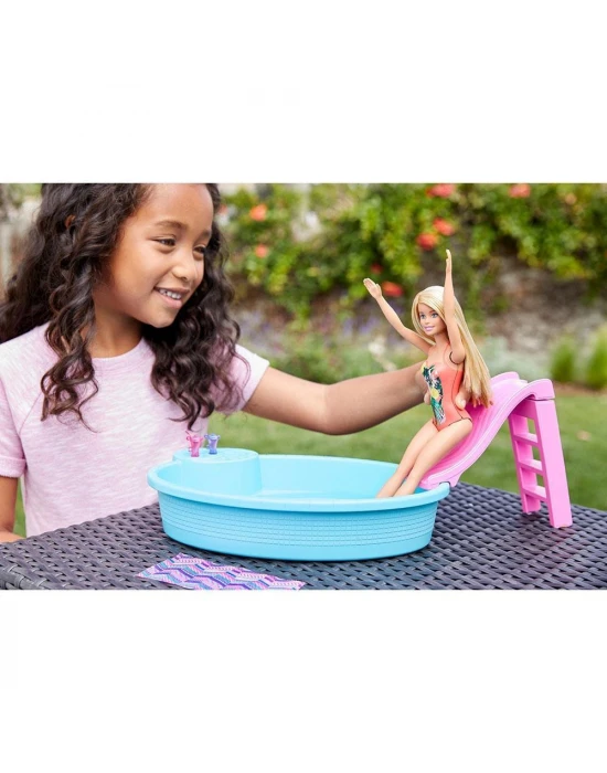 Barbie ve Eğlenceli Havuzu