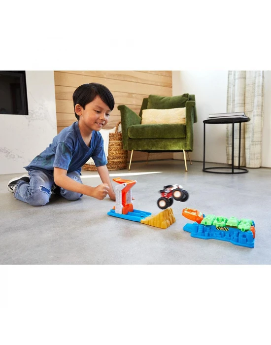 Hot Wheels Monster Trucks Fırlat ve Çarpış Oyun Seti