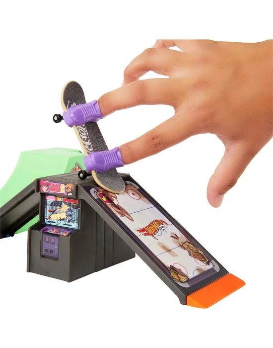Hot Wheels Eğlenceli Kaykay Parkı Oyun Seti