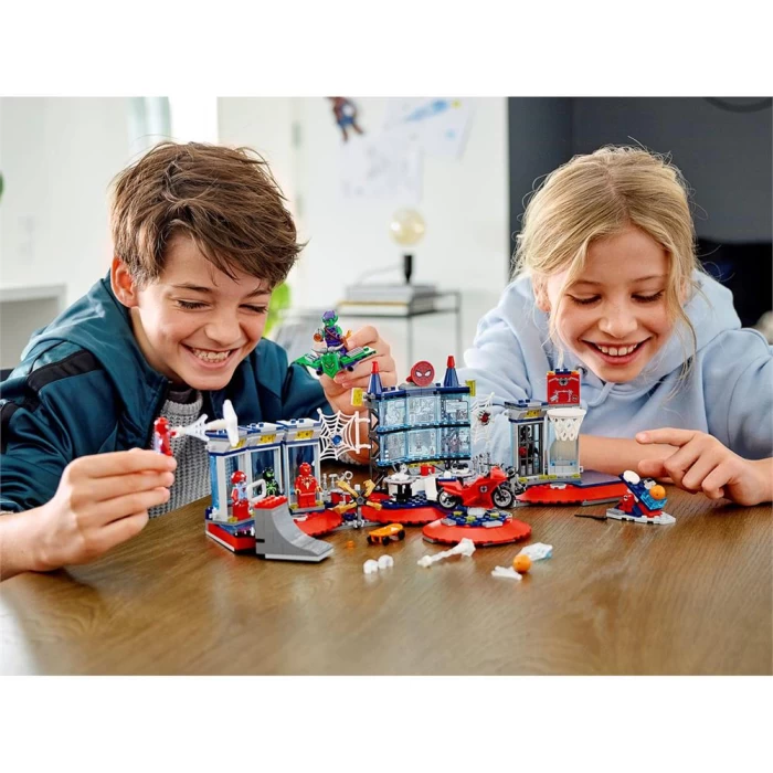 Lego Spider-Man Örümcek Yuvasına Saldırı