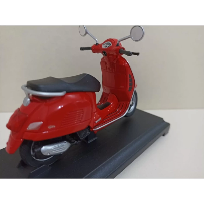 Welly 2017 vespa gts 125cc 1:18